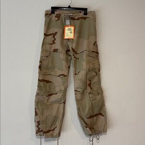 Camo cargo pants NWT (unisex)